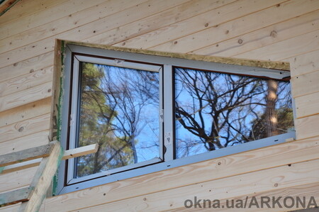 Трапеція з поворотно-відкидною стукою