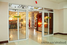 Стеклянные раздвижные двери в алюминиевом каркасе