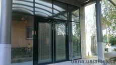 Автоматические распашные входные двери с мозайкой