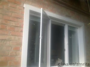 Окно с дверной москитной сеткой и откосом &mdash; Chasha Amryty