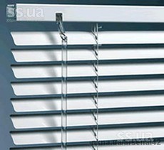 горизональные жалюзи.