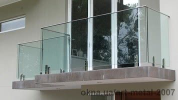 Скляні огорожі балконів