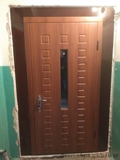 Входные двери со стеклопакетом и решеткой