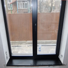 Установка подоконника Werzalit Compact черный в Новых Петровцах &mdash; OKNA - SHOP