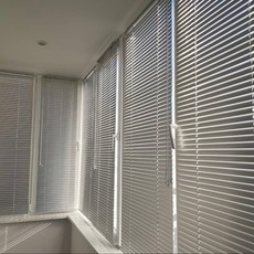 горизонтальные жалюзи белые 25мм