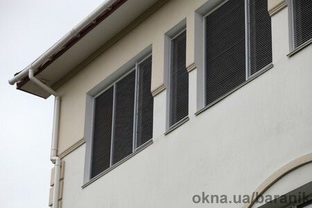 Зовнішні жалюзі на вікнах офісу з кондиціонерами