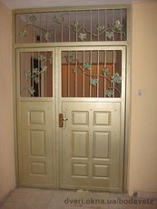 Металлический тамбур с элементами ковки