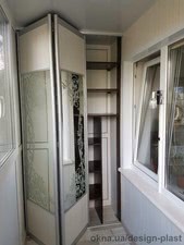 Скління балкона з глухою стіною, дзеркальний шафою-купе у внутрішній обробці &mdash; Дизайн Пласт