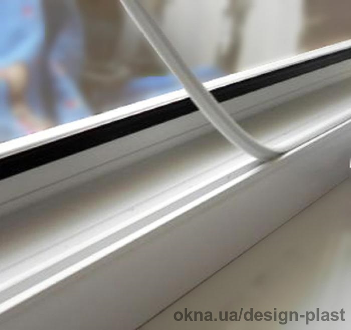 Фірмова заглушка для вікон та дверей Rehau захист від сміття та льоду