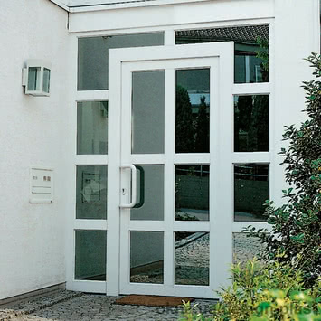 Входные двери металлопластиковые REHAU из белого профиля