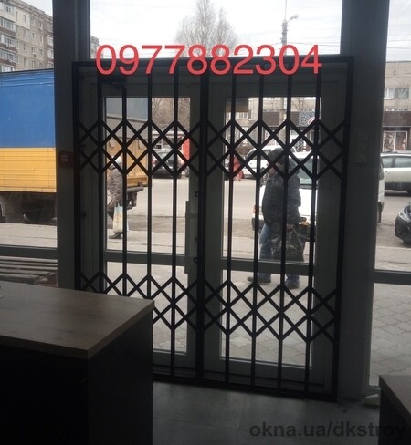 Решітки, грати розсувні металеві захисні