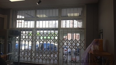 Розсувні Грати на вхідні двері магазину в комбінації з стаціонарними решітками в Києві. — ДНІПРОКОМПЛЕКСБУД Розсувні Грати на вхідні двері магазину в комбінації з стаціонарними решітками в Києві. — ДНІПРОКОМПЛЕКСБУД