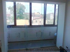 Скляні двері та перегородки на балкон
