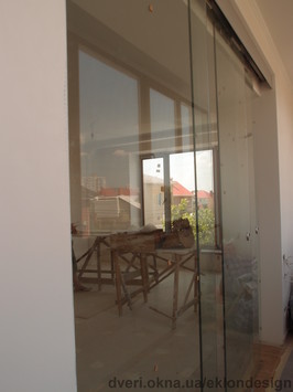 Раздвижные стеклянные двери с верхней подвесной системой