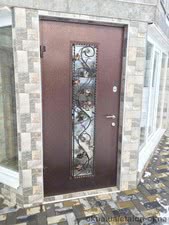 Металеві двері з кованими елементами &mdash; 