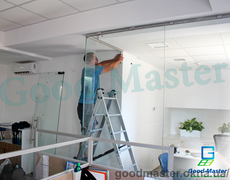 Компания Good Master предлагает монтаж раздвижных и цельностеклянных перегородок по всей Украине