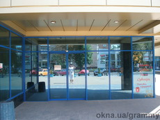 Раздвижные, автоматические двери.