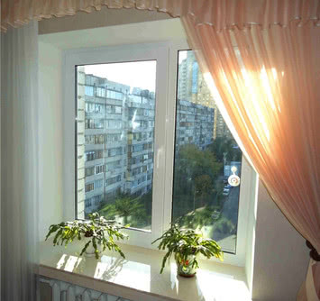 Металопластикове вікно в вітальню кімнату з двох половин - 1350х1350 мм. Rehau Euro 60