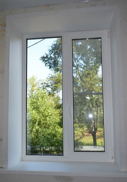 Пластикове вікно в панельний будинок - одна частина глуха, друга відкривається - 1200х1200 мм. (Новоукраїнка)