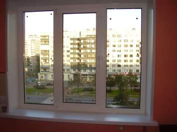 Трех створчатое металлопластиковое окно в кирпичный дом - 1500х1200 мм. REHAU Euro 60