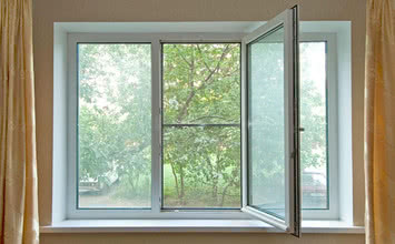 Металопластикове вікно в кухню з трьома стулками - 1800х1500 мм (Зеленодольськ)