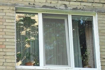 ПВХ окно в дом - побокам створки глухие, центральная открывается - 1800х1500 мм. Rehau Euro 70