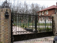 Распашные кованые ворота