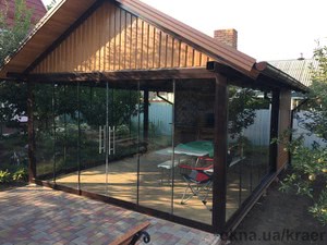 Беседка с безрамным остеклением. &mdash; 