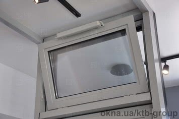 Алюминиевое окно с откидным открыванием при помощи электропривода GU
