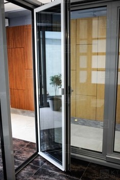 Алюминиевые балконные двери с низким порогом