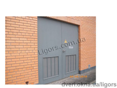 Ворота металлические с вентиляционной решеткой.