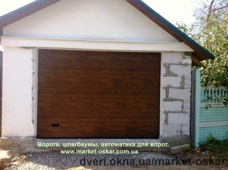 Гаражные секционные ворота в цвете золотой дуб
