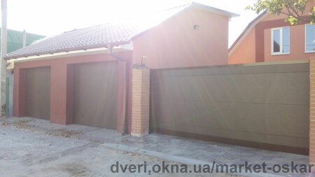 Откатные алюминиевые ворота в одном стиле с гаражными секционными воротами