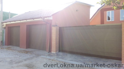 Откатные алюминиевые ворота в одном стиле с гаражными секционными воротами &mdash; Market Oskar
