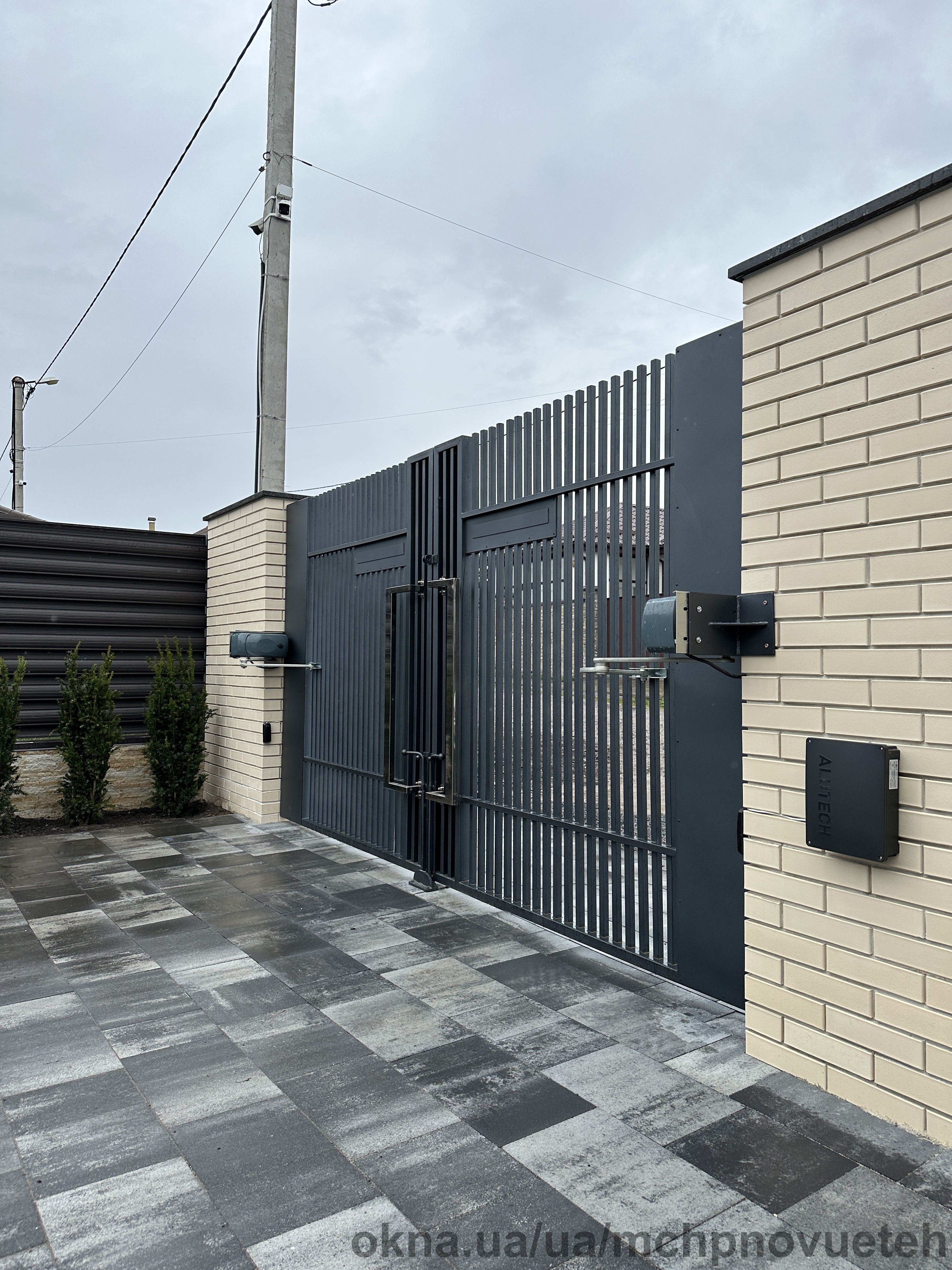 Автоматика для розпашних воріт