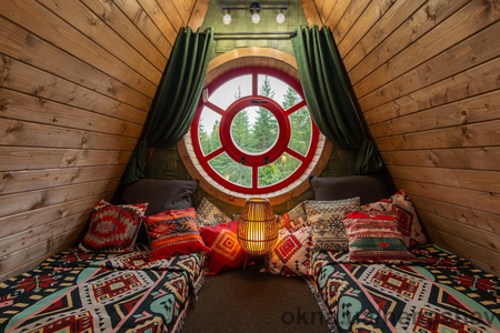 Кругле вікно із сосни