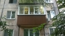 Внутренняя и внешняя отделка, остекление, утепление. Обшивка балконов пластиком, профлистом, устанавливаем крыши.