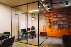 Цельностеклянная перегородка с маятниковым типом открывания двери