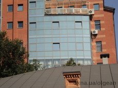 Бронирование стекол ударопрочной пленкой.