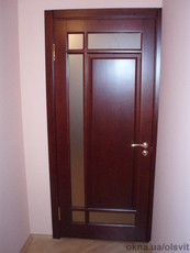 Межкомнатные двери из натурального дерева.