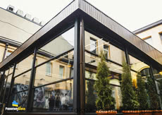 Безрамное раздвижное остекление летних площадок ресторанов и кафе