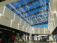 Односкатное энергоэффективное цельностеклянное накрытие из крупноформатных стеклопакетов повышенной жесткости (СПЖ)