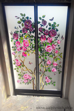 Витражное окно с розами