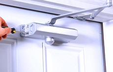 Установка качественных доводчиков. Недорого.