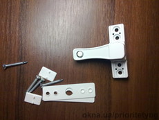 Противовзломная защелка с фиксатором