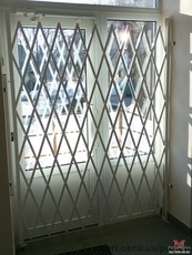 Решетки раздвижные Prof типа ромб на двери