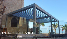 Биоклиматическая пергола для защиты от дождя и солнца