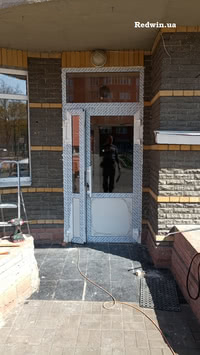 Алюминиевые входные двери Алютех от завода в Киеве