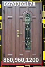 широкая входная дверь с ковкой