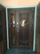 Входные двери с окном и ковкой